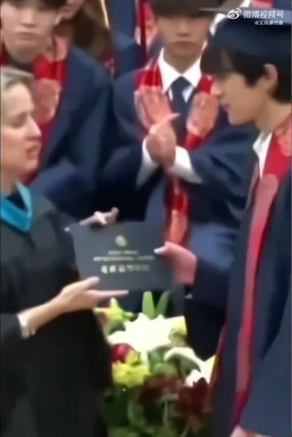 张慕童上台拎毕业证书，竟惹来不少争议